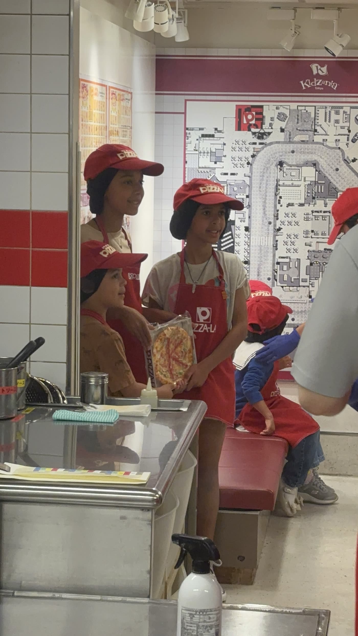 Kids making pizza at Pizza-La KidZania Tokyo — SAIGROWTH escort